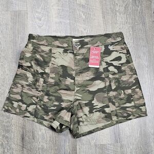 Levi Strauss Signature Women's Camouflage Parachute Cargo Shorts Size Medium New